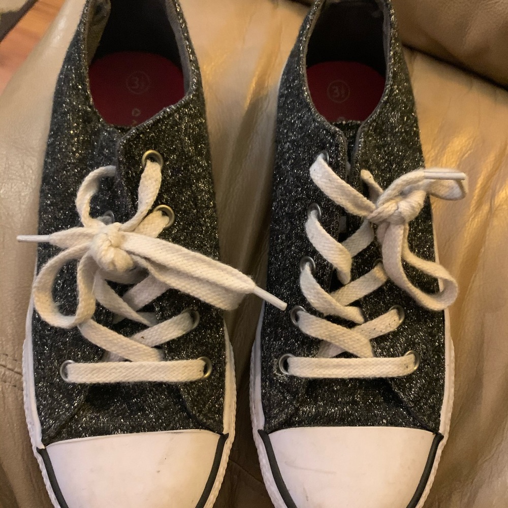 Size 3.5 girls Airwalk tennis shoes.